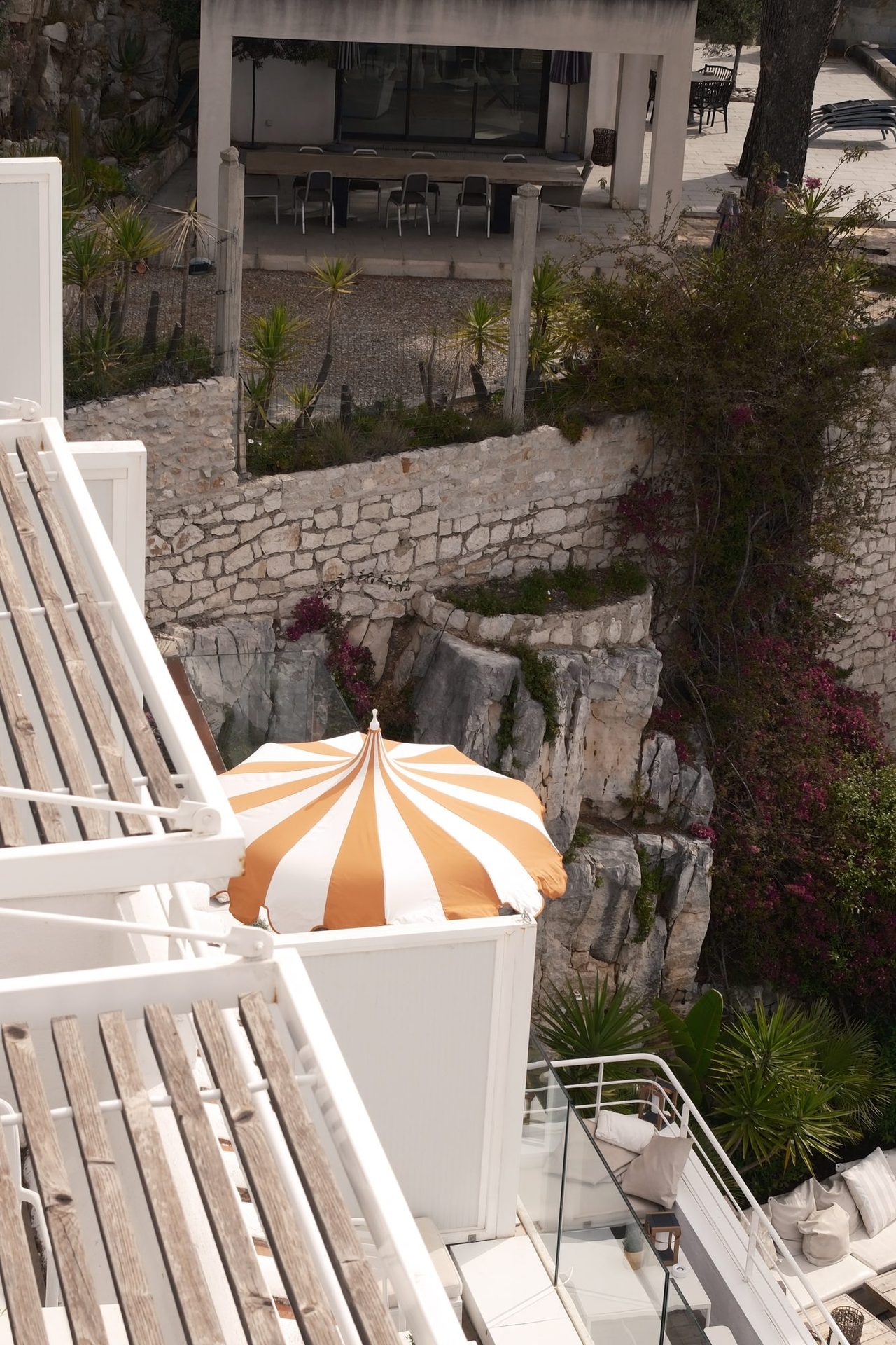 Parasol rayé et bains de soleil
